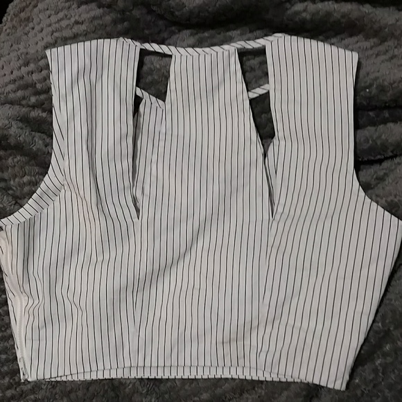 Tobi crop top w cutouts - Picture 4 of 5
